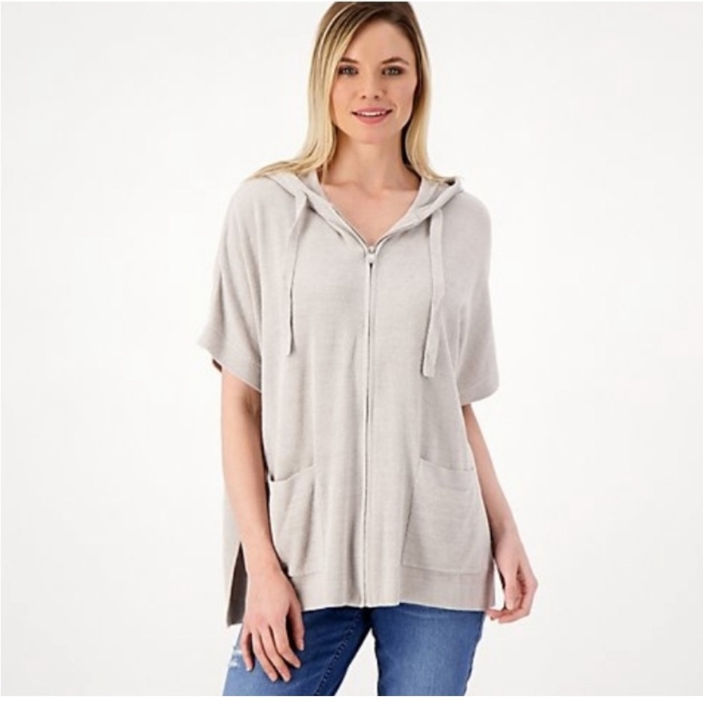 NWT Barefoot Dreams Zip Up Hoodie XXS/XS
Runs large 
Color Whisper Gray